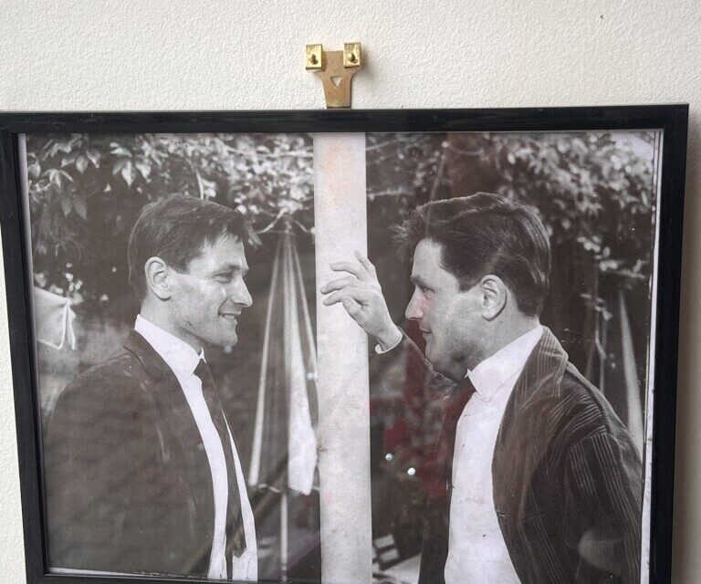 La photo d'André et Jean est affichée dans la vitrine