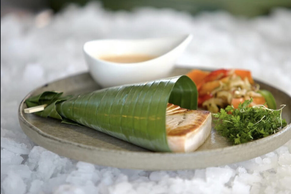 Espadon à la plancha dans sa feuille de bananier servi avec une sauce Coco.